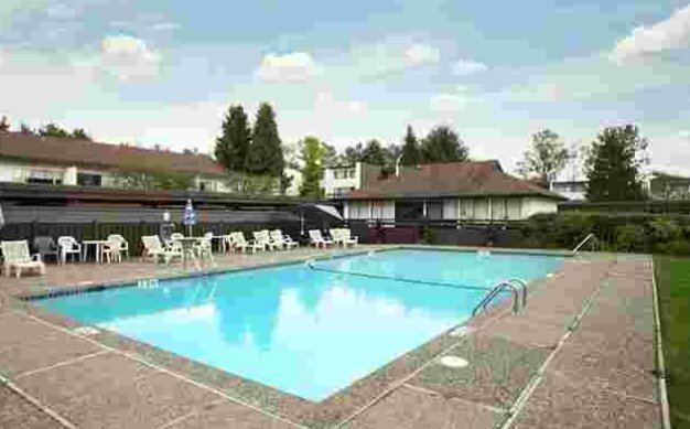 7359 Montecito Burnaby BC - Swimming Pool!