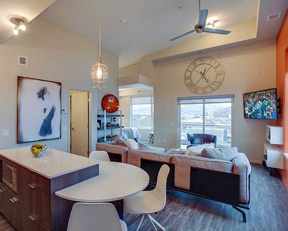 1350 St Paul St, Kelowna, BC V1Y 2E1, Canada Living Area!