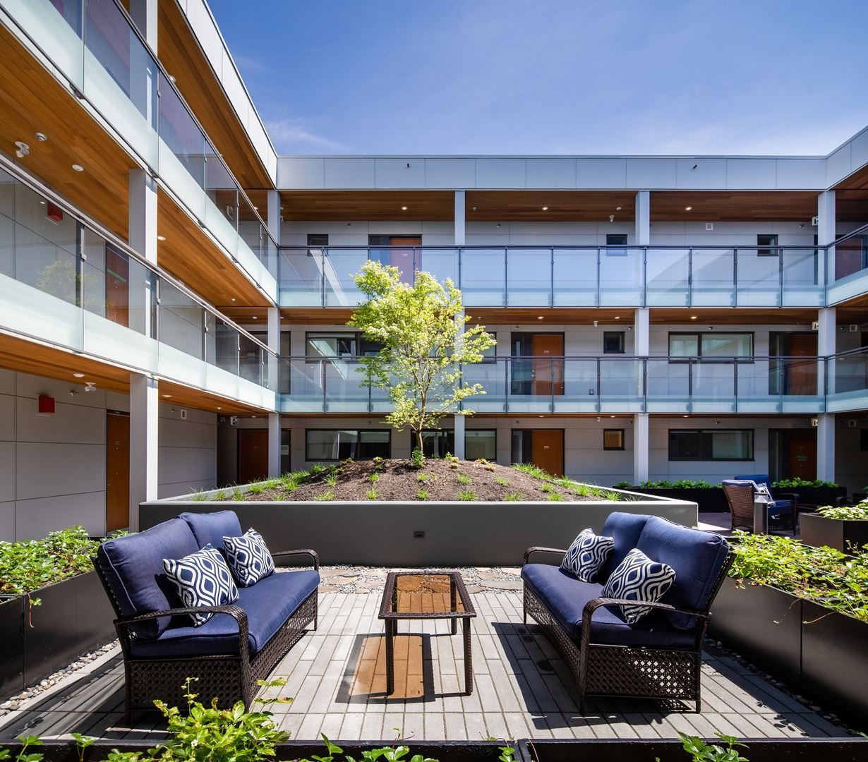 Main & Twentieth - 209 East 20th Avenue, Vancouver - Central Courtyard Seating!